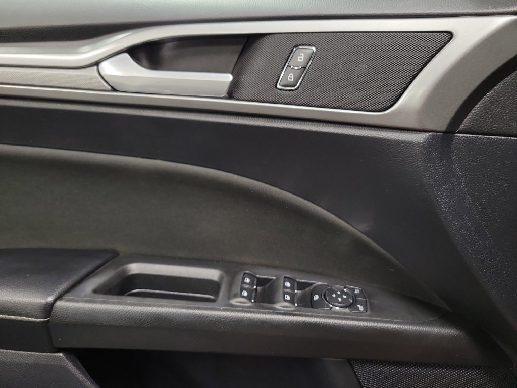 Used 2019 Ford Fusion SE FWD image 27
