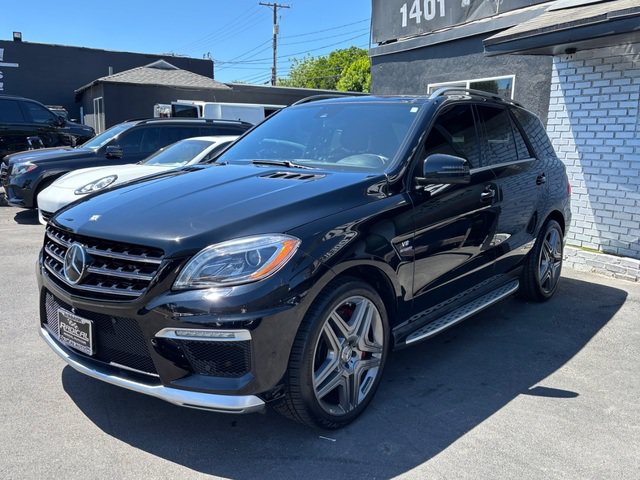 Used 2015 Mercedes-Benz ML 63 AMG 4MATIC w/ AMG Performance Package image 16