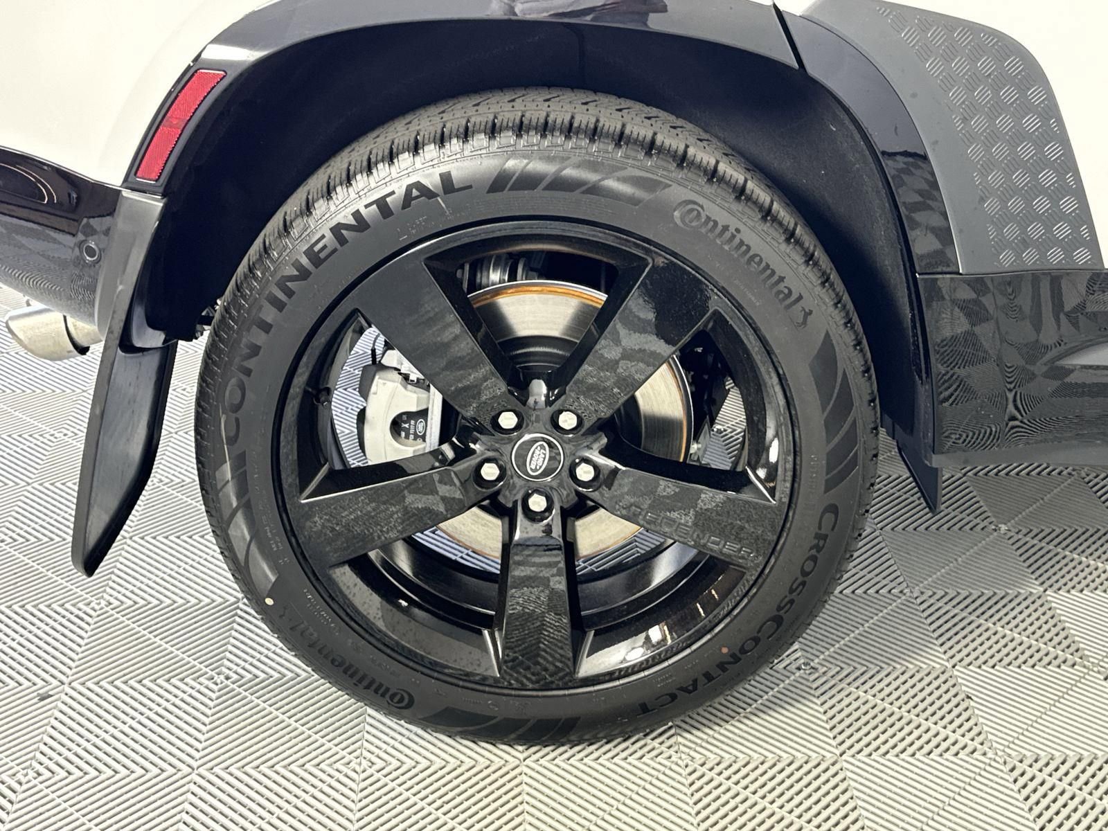 Used 2025 Land Rover Defender 110 X-Dynamic SE image 38