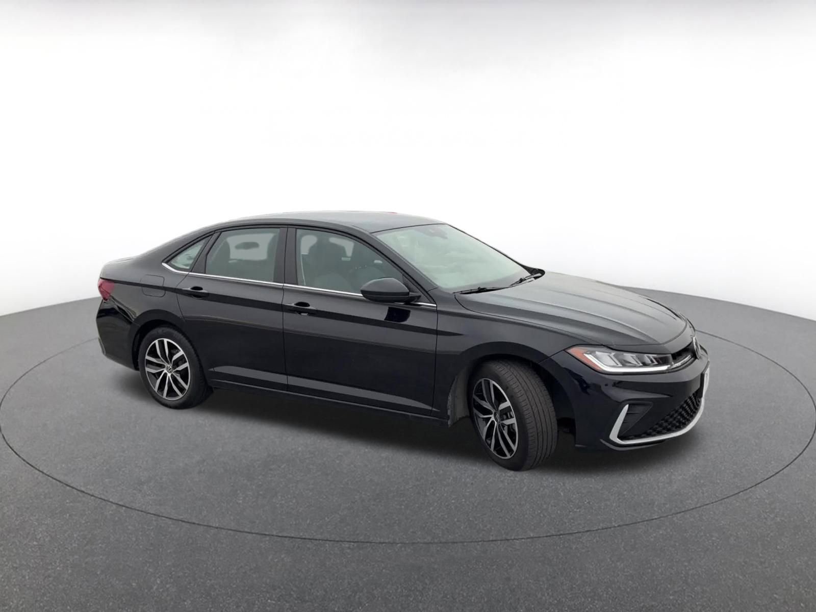 Used 2025 Volkswagen Jetta SE image 2