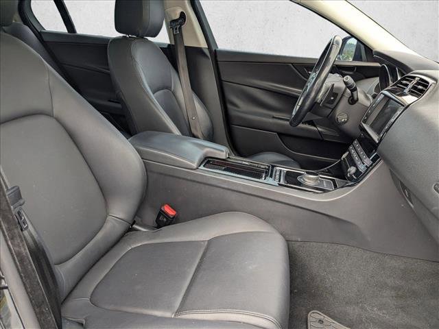 Used 2018 Jaguar XE Premium RWD image 17