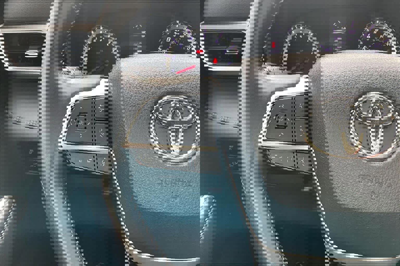 Used 2022 Toyota Highlander LE image 23