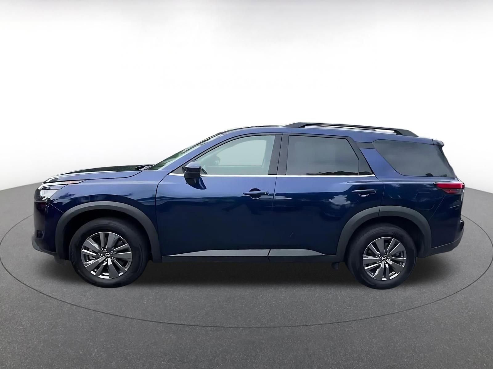 Used 2025 Nissan Pathfinder SV FWD image 9