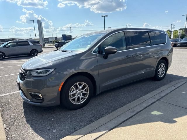 Used 2023 Chrysler Pacifica Touring-L FWD image 2