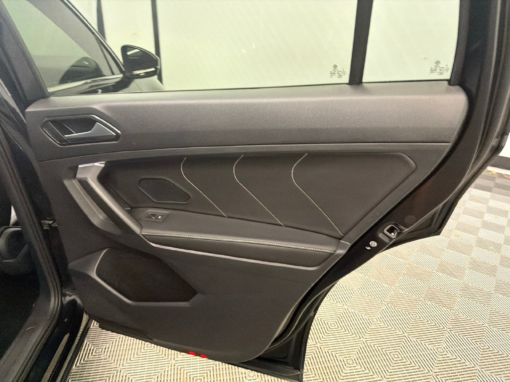 Used 2023 Volkswagen Tiguan SE w/ Panoramic Sunroof Package FWD image 17