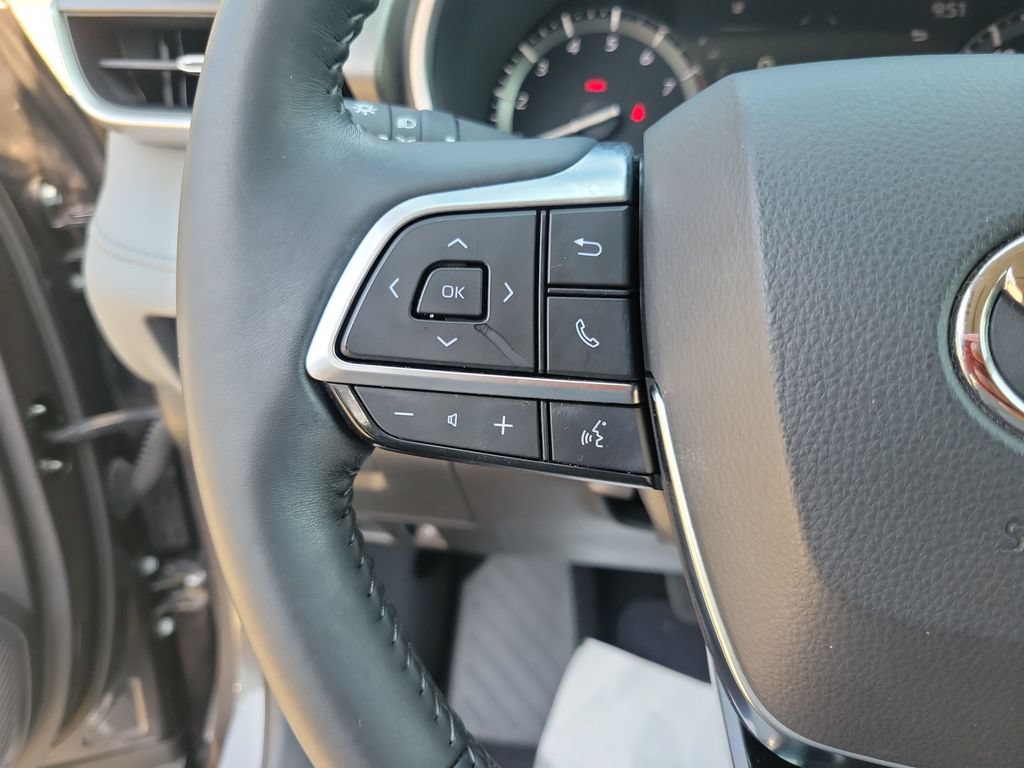 Certified 2021 Toyota Highlander XLE FWD image 19