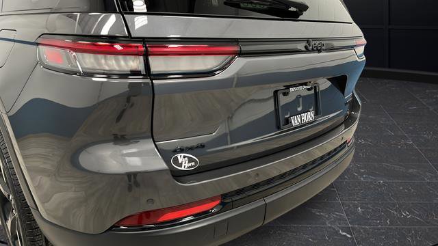 Used 2024 Jeep Grand Cherokee Limited w/ Luxury Tech Group II image 37