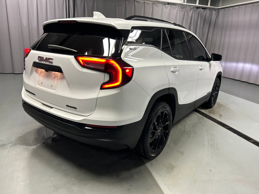 Used 2024 GMC Terrain SLT w/ Elevation Edition image 7