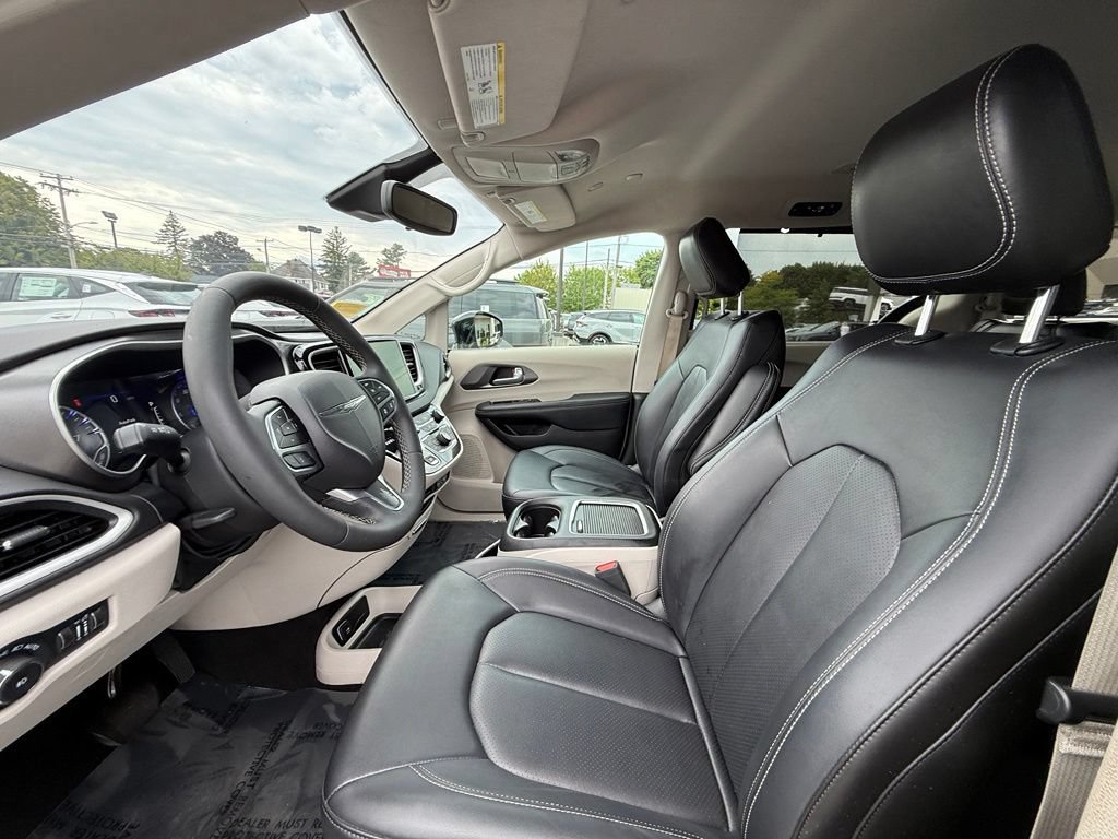 Used 2024 Chrysler Pacifica Touring-L FWD image 23