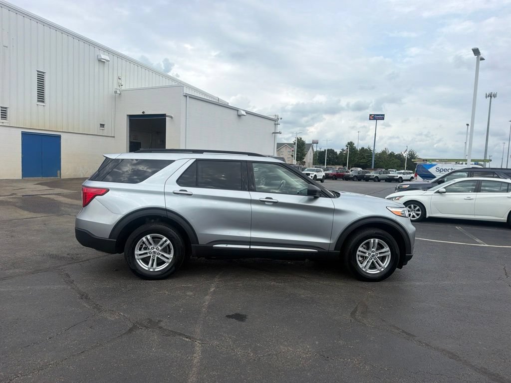 Used 2024 Ford Explorer XLT w/ Equipment Group 202A AWD/4WD image 9