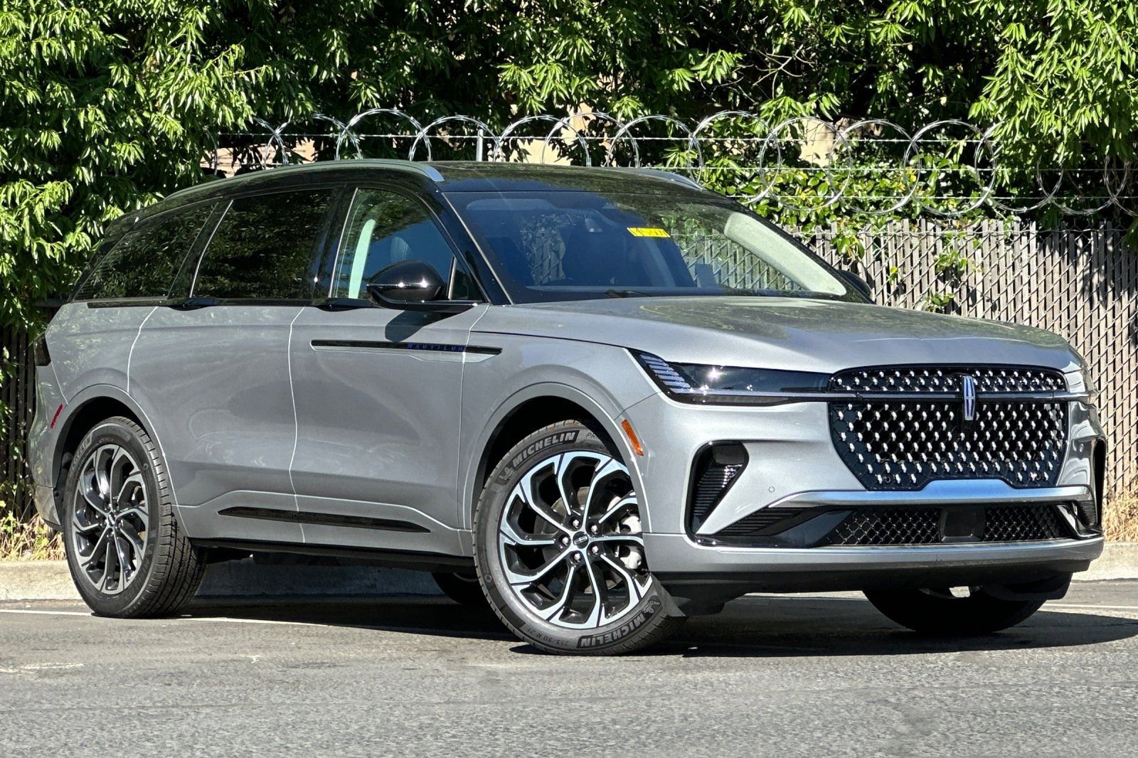 Used 2025 Lincoln Nautilus Reserve image 2