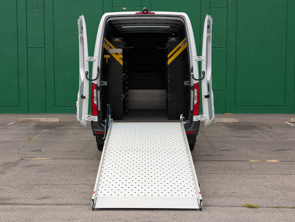 Used 2024 Mercedes-Benz eSprinter 170 Cargo image 22