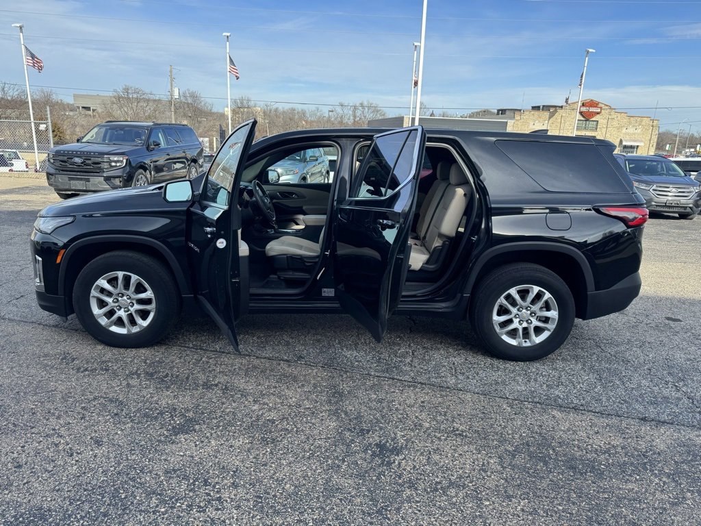 Used 2023 Chevrolet Traverse LS image 4