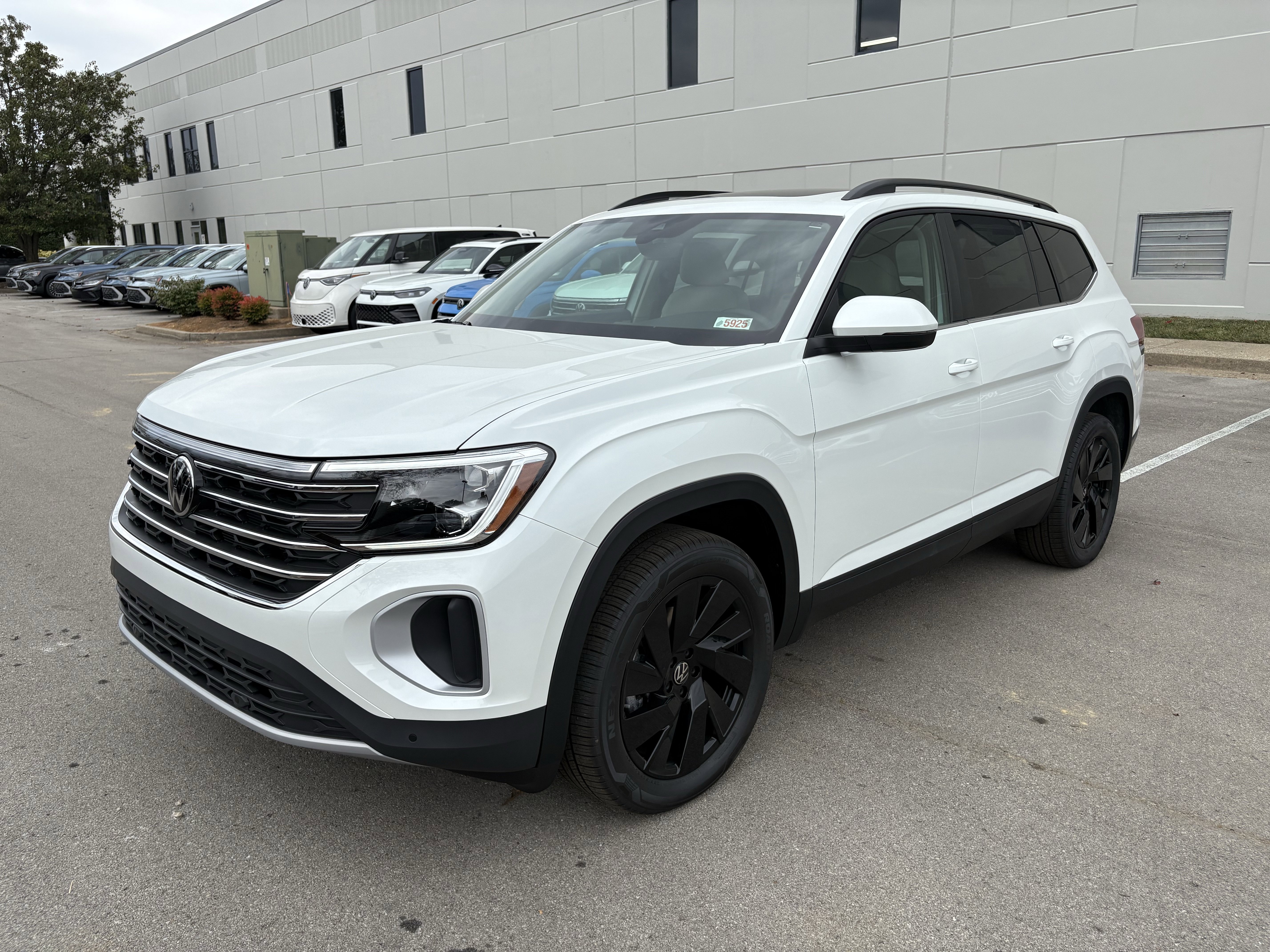 New 2026 Volkswagen Atlas SE image 4