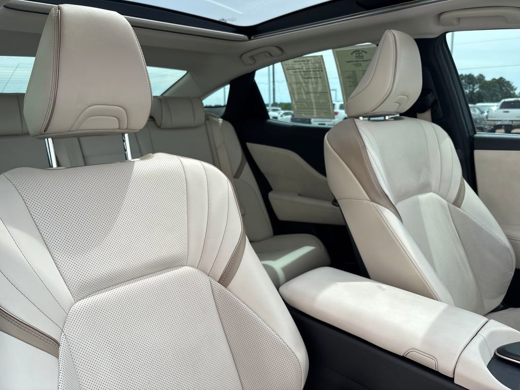 Used 2023 Toyota Crown Limited image 29