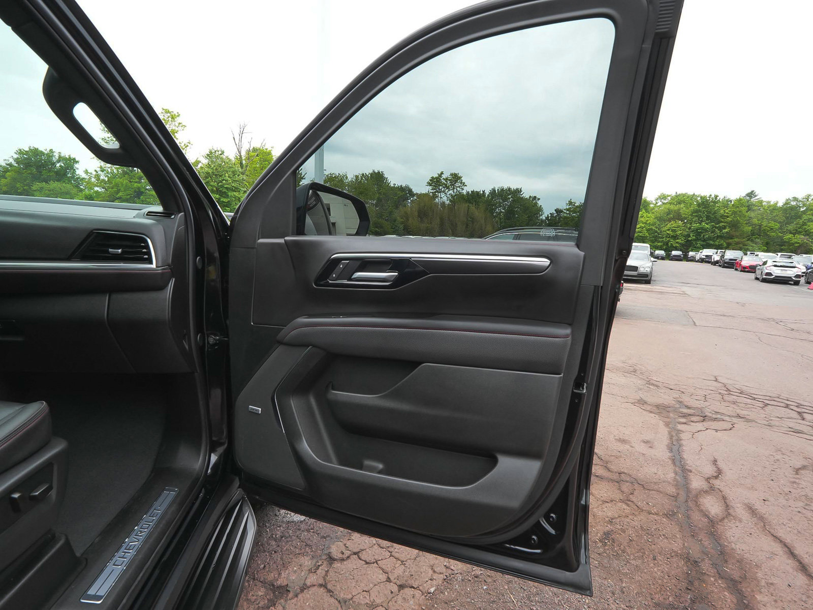 Used 2026 Chevrolet Suburban RST w/ RST Capability Package AWD/4WD image 15