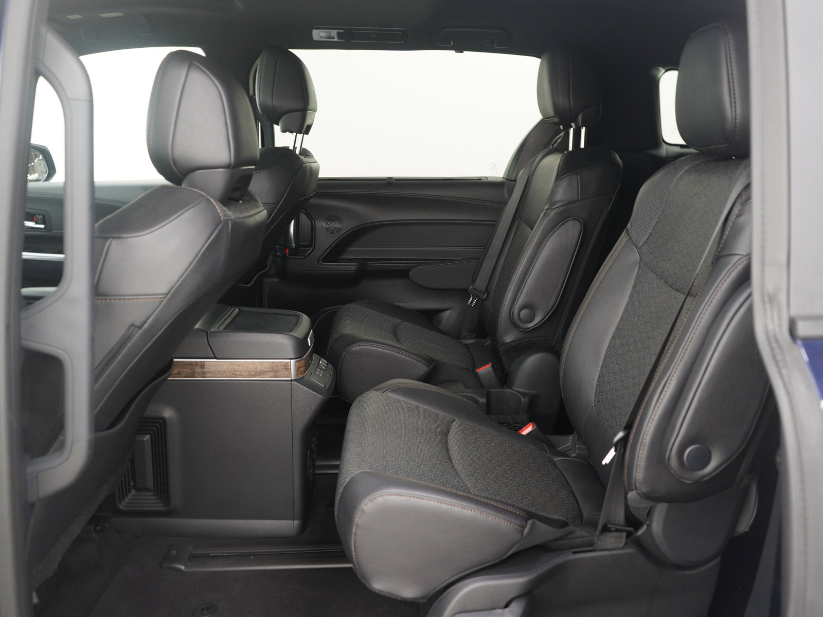 Used 2025 Toyota Sienna Platinum AWD/4WD image 19