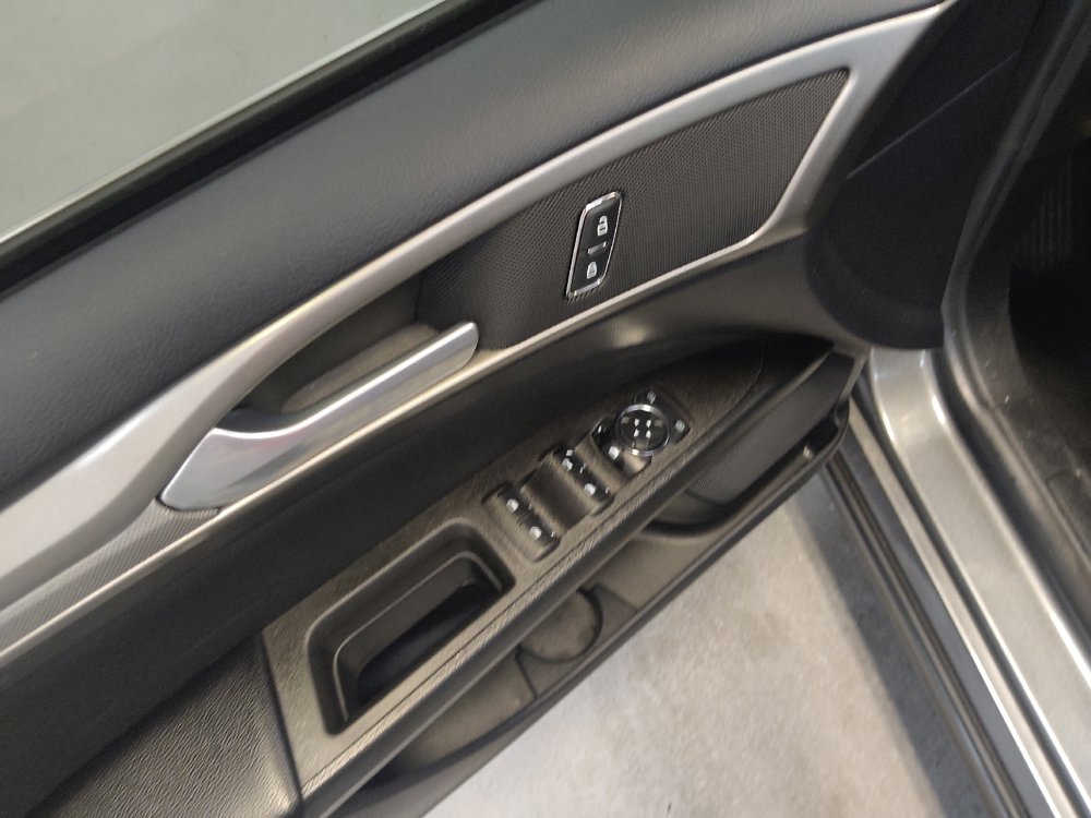 Used 2020 Ford Fusion SE image 27