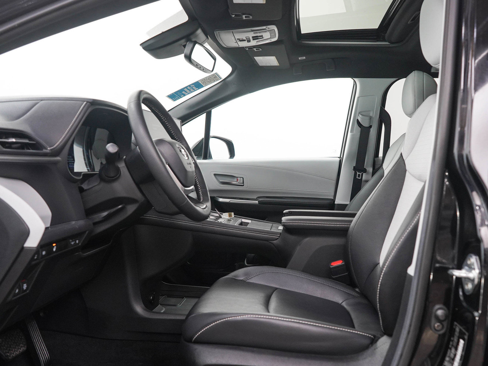 Used 2025 Toyota Sienna XSE AWD/4WD image 23