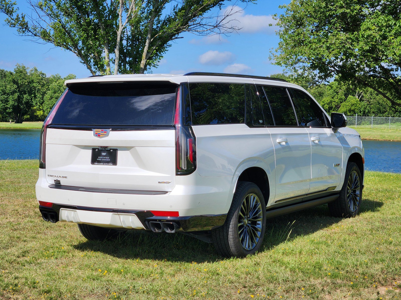 Used 2023 Cadillac Escalade ESV V AWD/4WD image 5