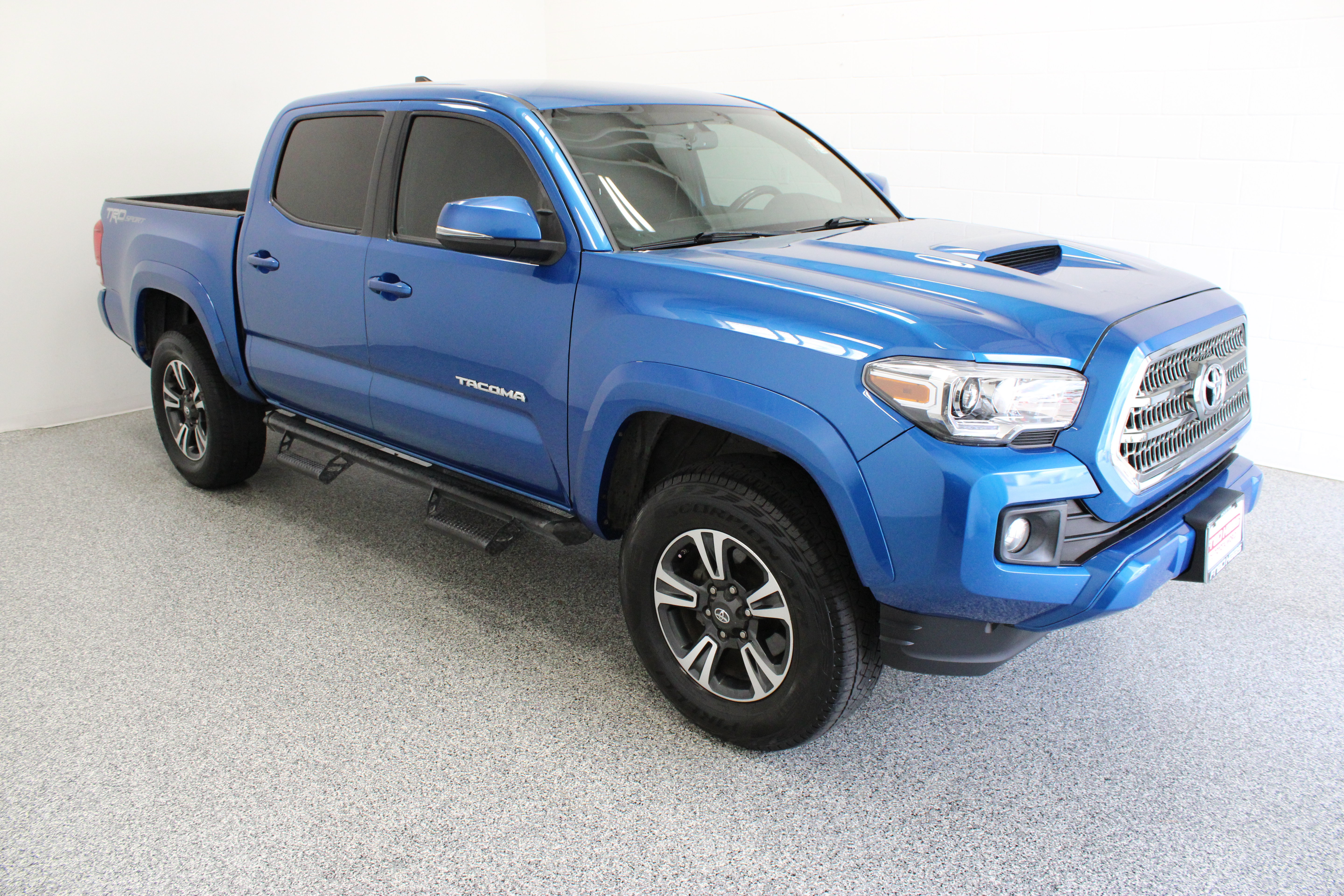 Used 2017 Toyota Tacoma TRD Sport w/ Tow Package RWD image 4
