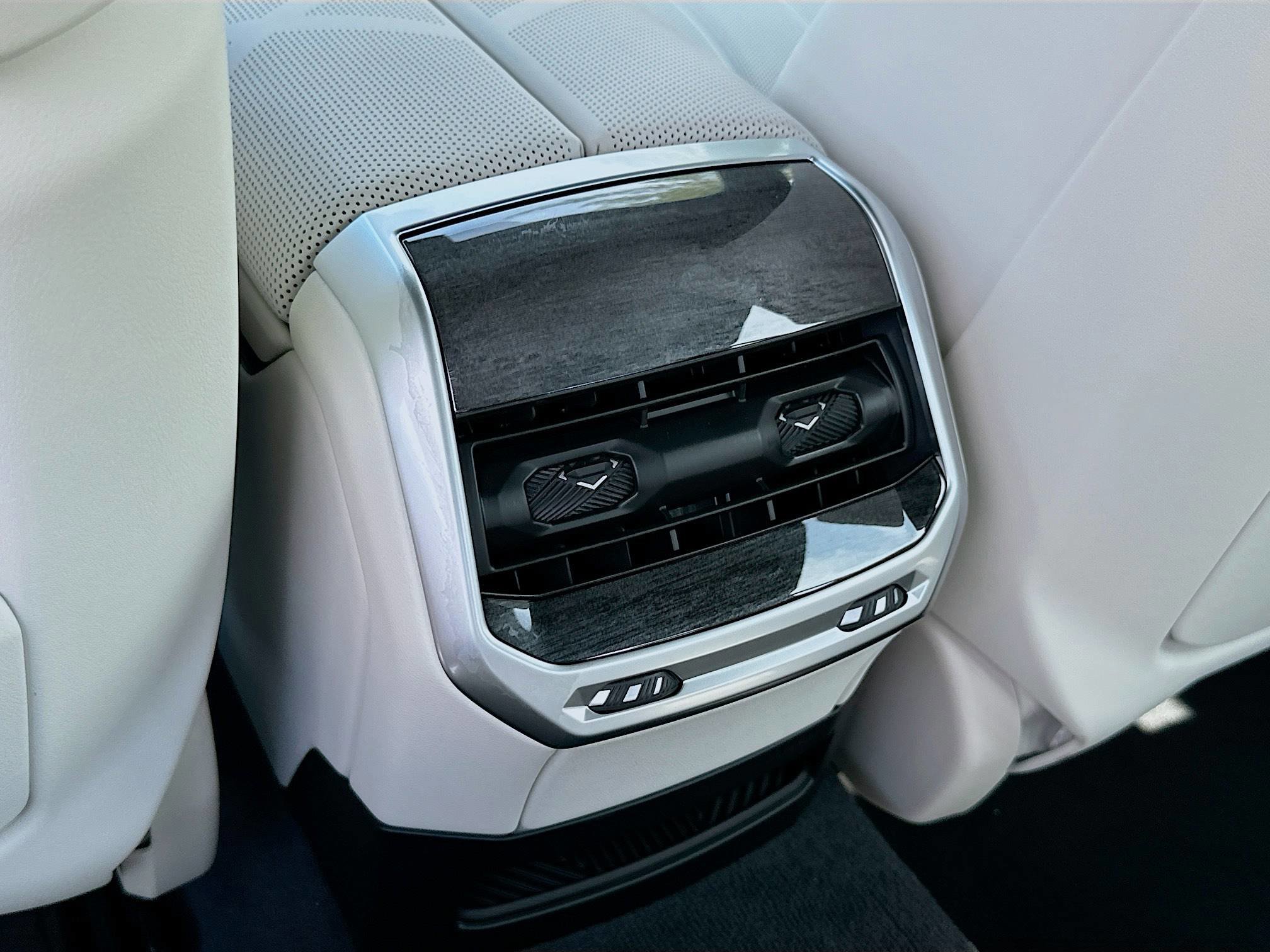 New 2026 BMW 750e xDrive image 20