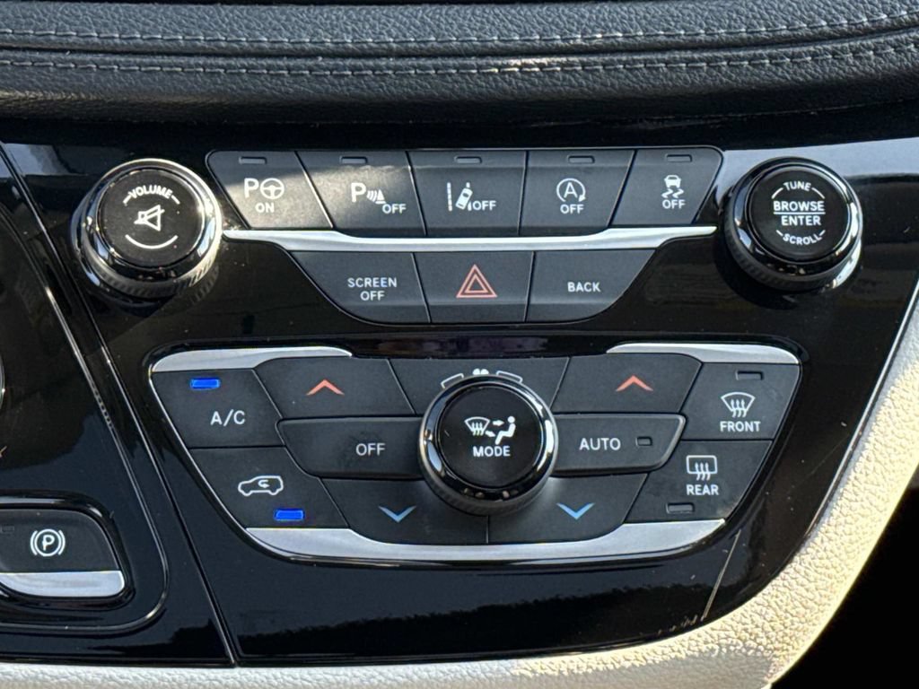 Used 2017 Chrysler Pacifica Limited FWD image 16