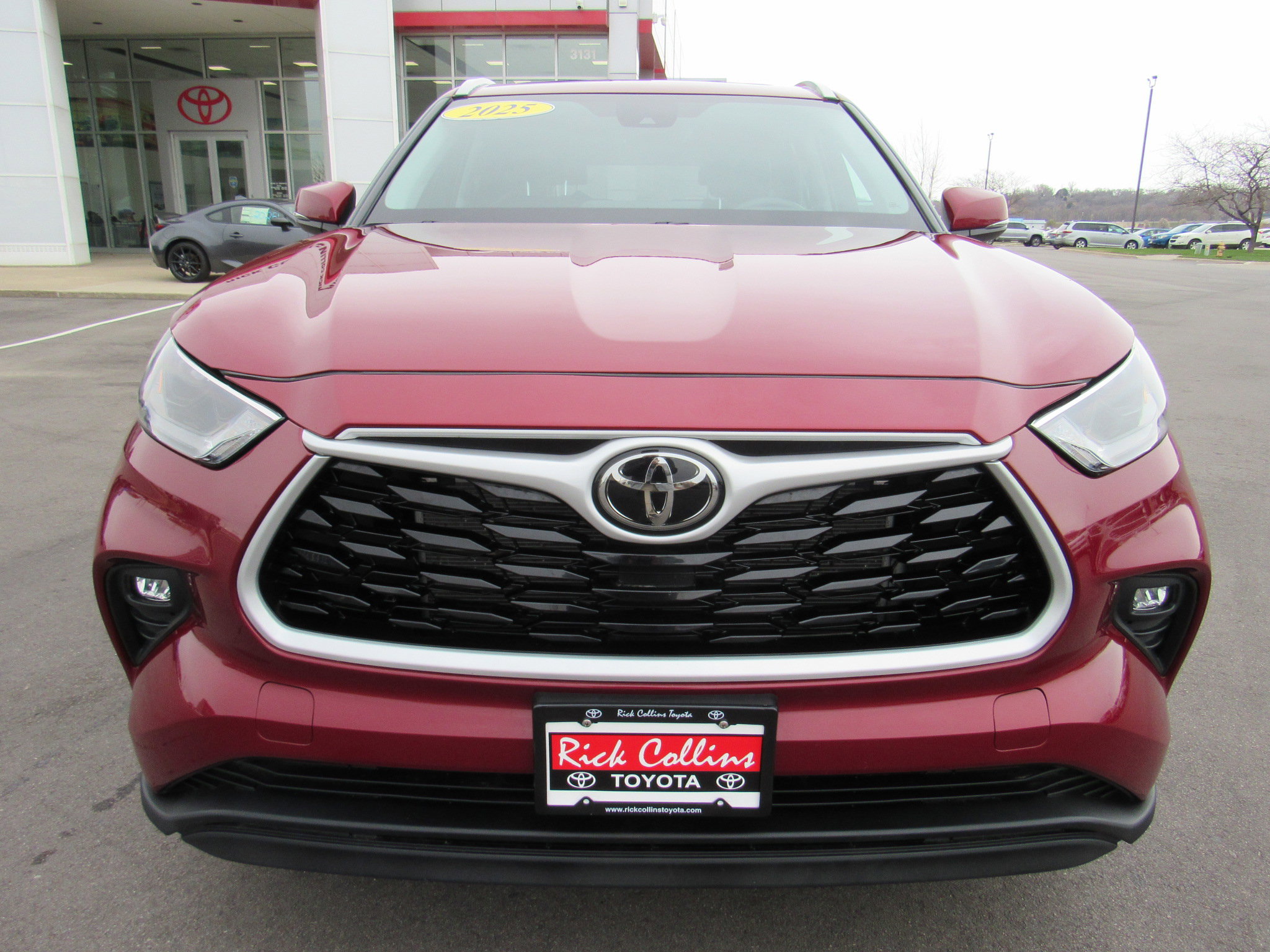 Used 2025 Toyota Highlander XLE image 3