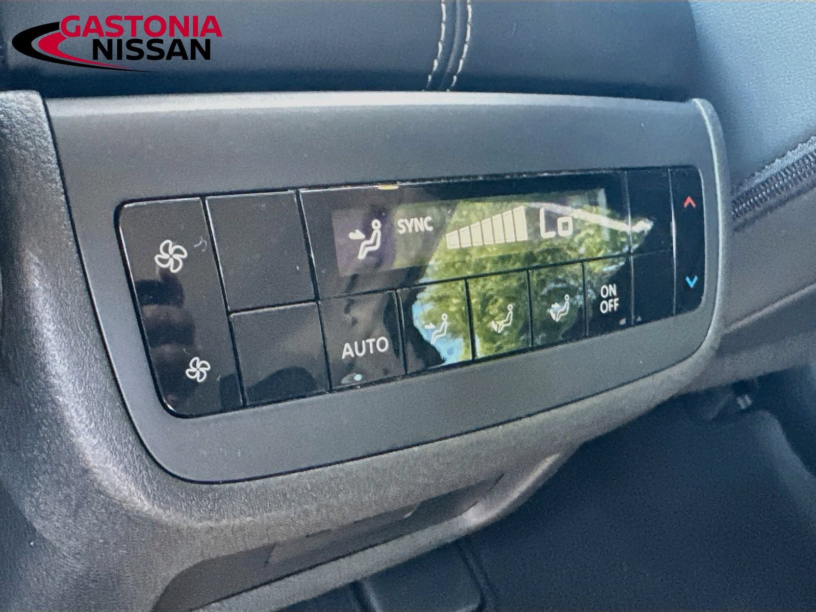 Used 2025 Nissan Pathfinder SL w/ Black Appearance Package FWD image 35