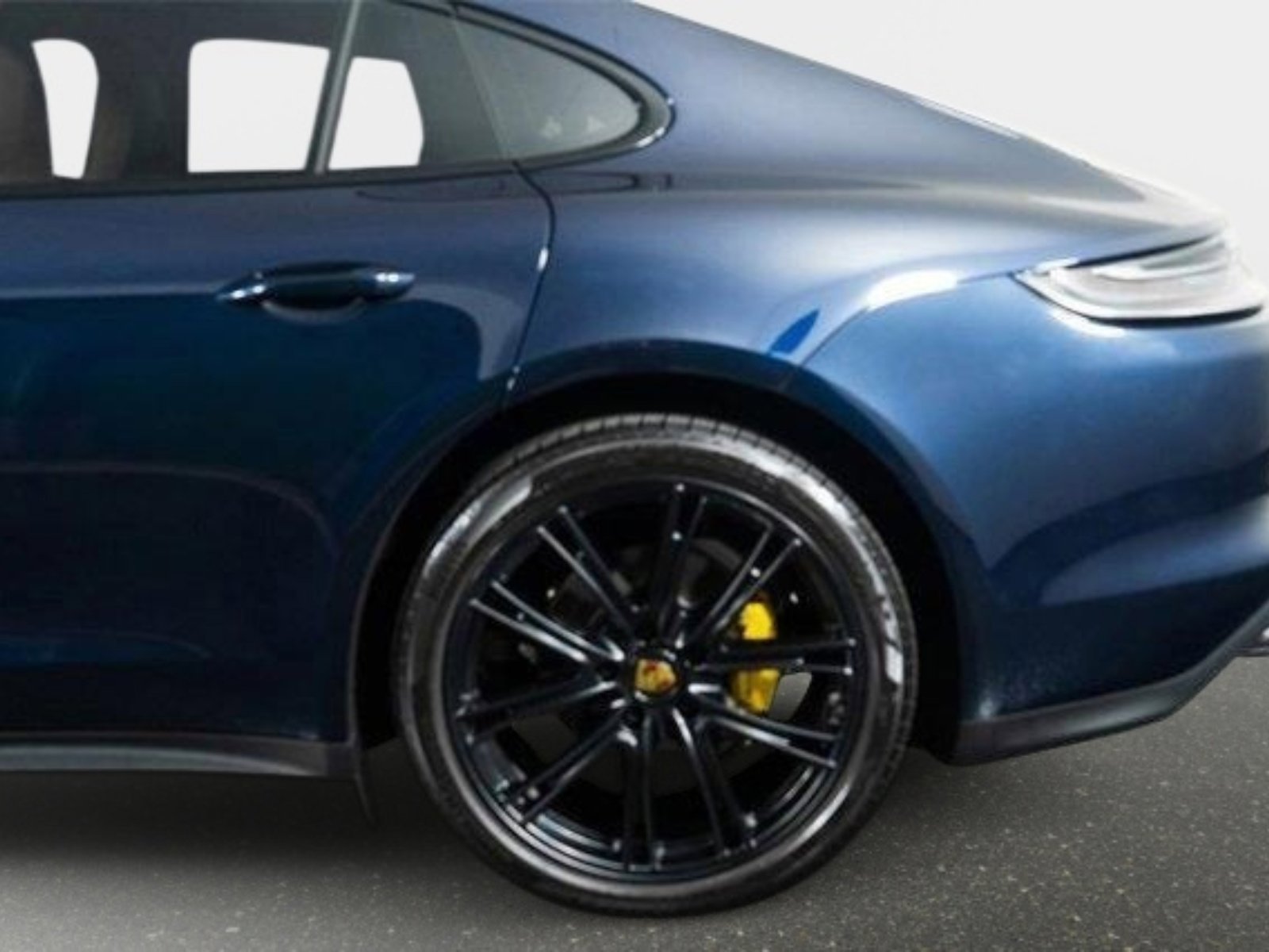 Used 2023 Porsche Panamera 4 Platinum Edition w/ Assistance Package image 16