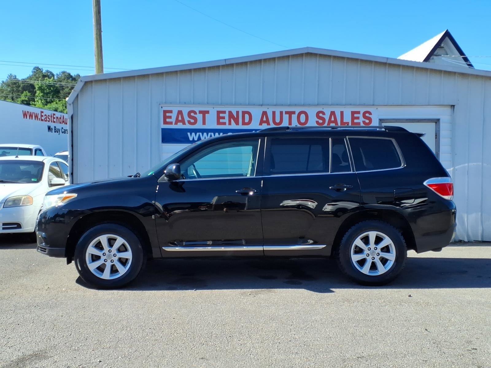 Used 2011 Toyota Highlander SE FWD image 2