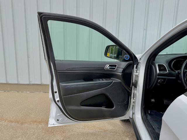 Used 2020 Jeep Grand Cherokee Laredo AWD/4WD image 14