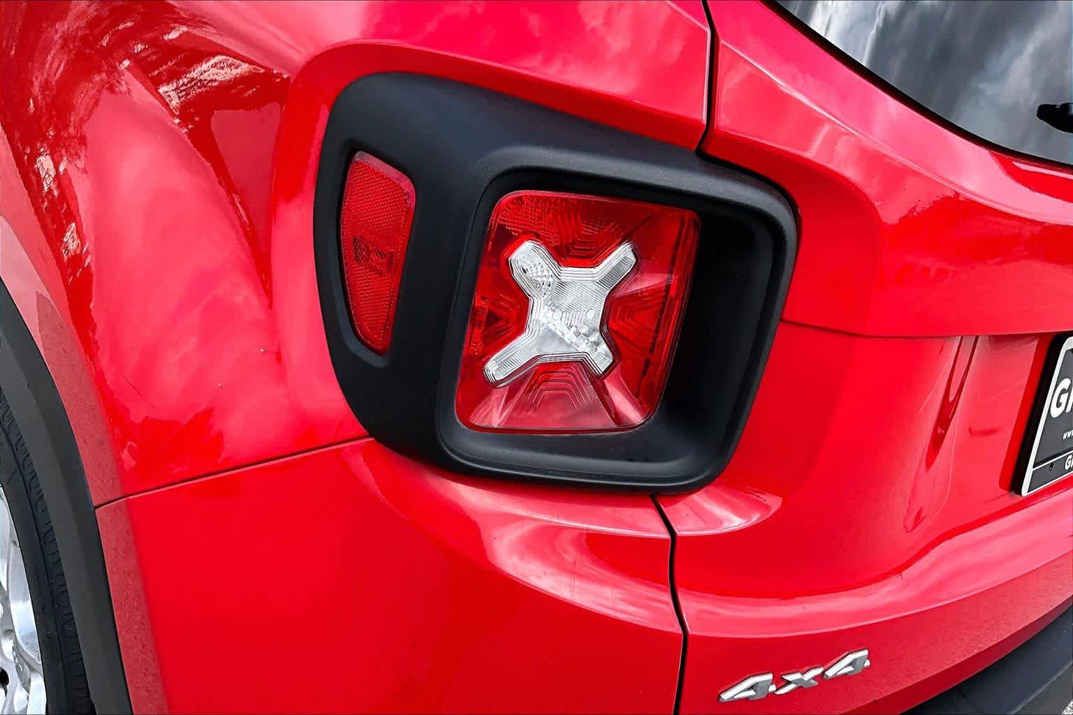 Used 2016 Jeep Renegade Latitude AWD/4WD image 29