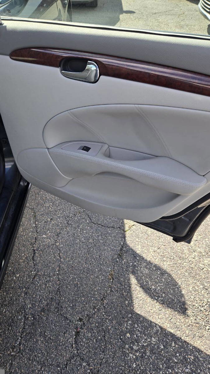 Used 2010 Buick Lucerne CXL image 12