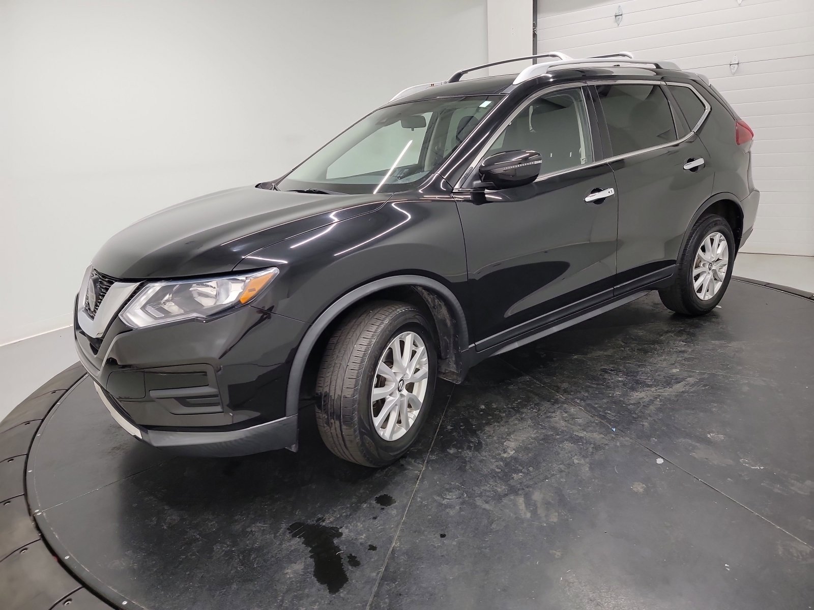 Used 2020 Nissan Rogue SV image 3