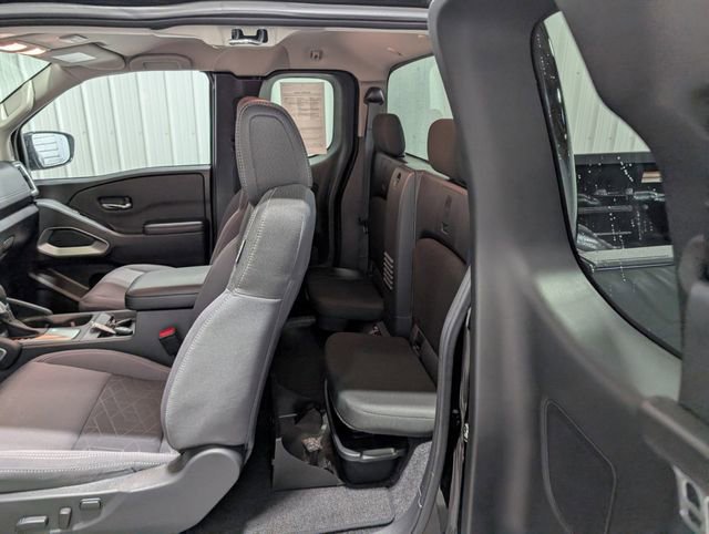 Used 2025 Nissan Frontier SV image 9