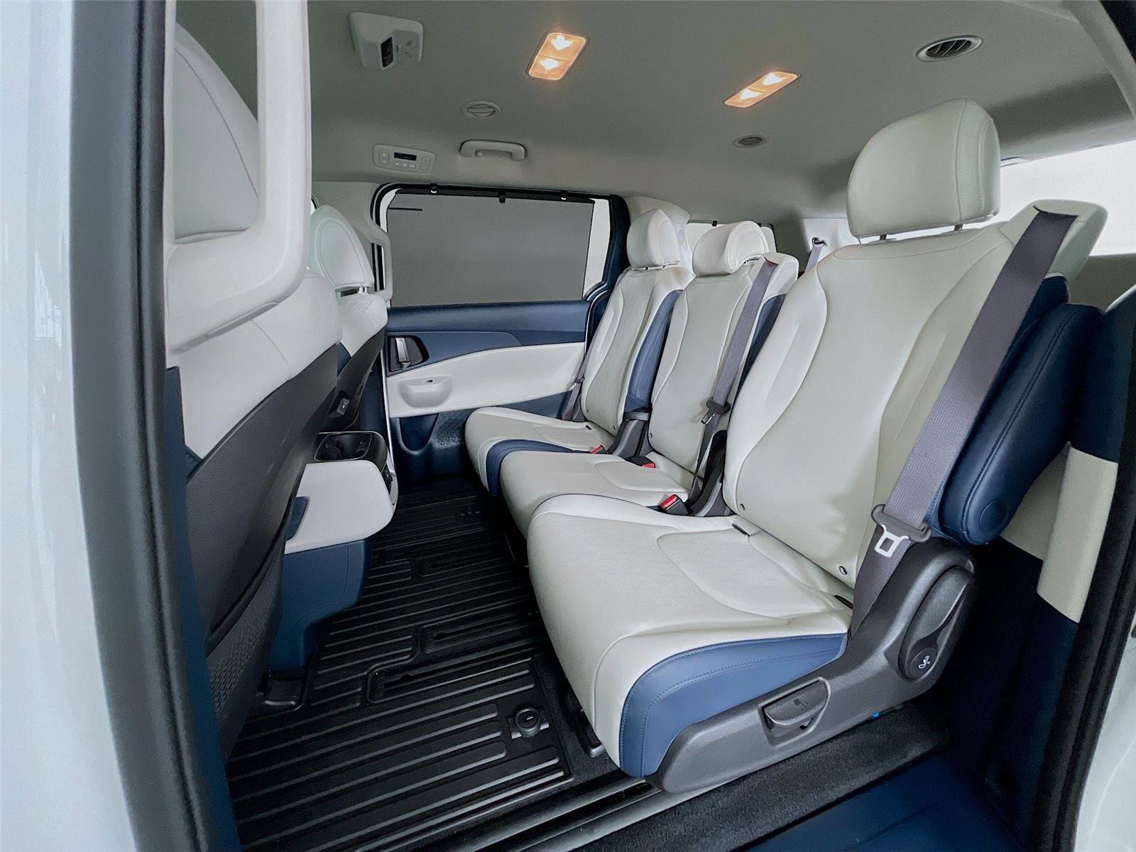 Used 2025 Kia Carnival EX image 27