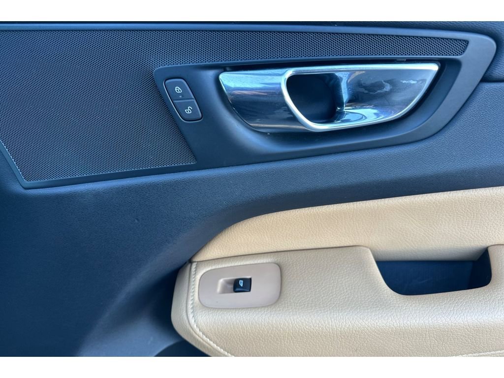 Used 2018 Volvo XC60 T5 Momentum image 19