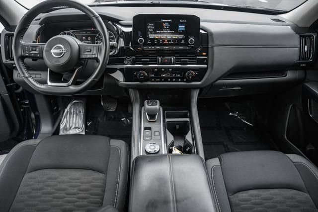 Used 2024 Nissan Pathfinder SV image 2