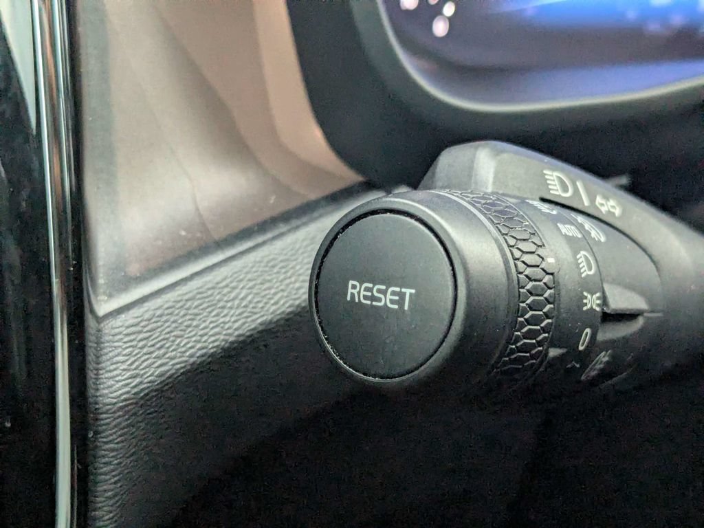 Certified 2024 Volvo C40 Recharge Core AWD/4WD image 38