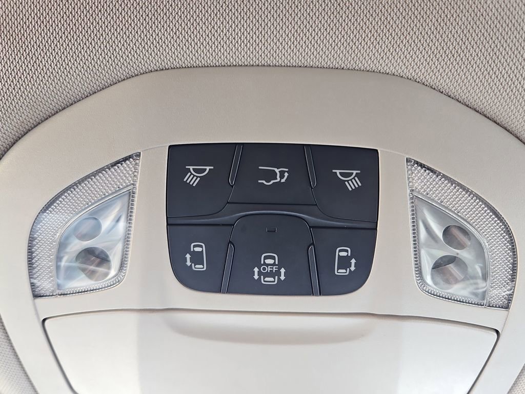 Used 2023 Chrysler Voyager LX image 21