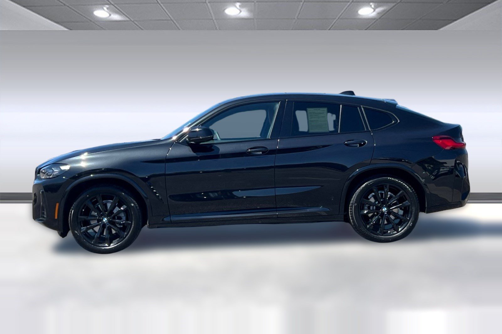 Used 2023 BMW X4 xDrive30i w/ M Sport Package AWD/4WD image 2