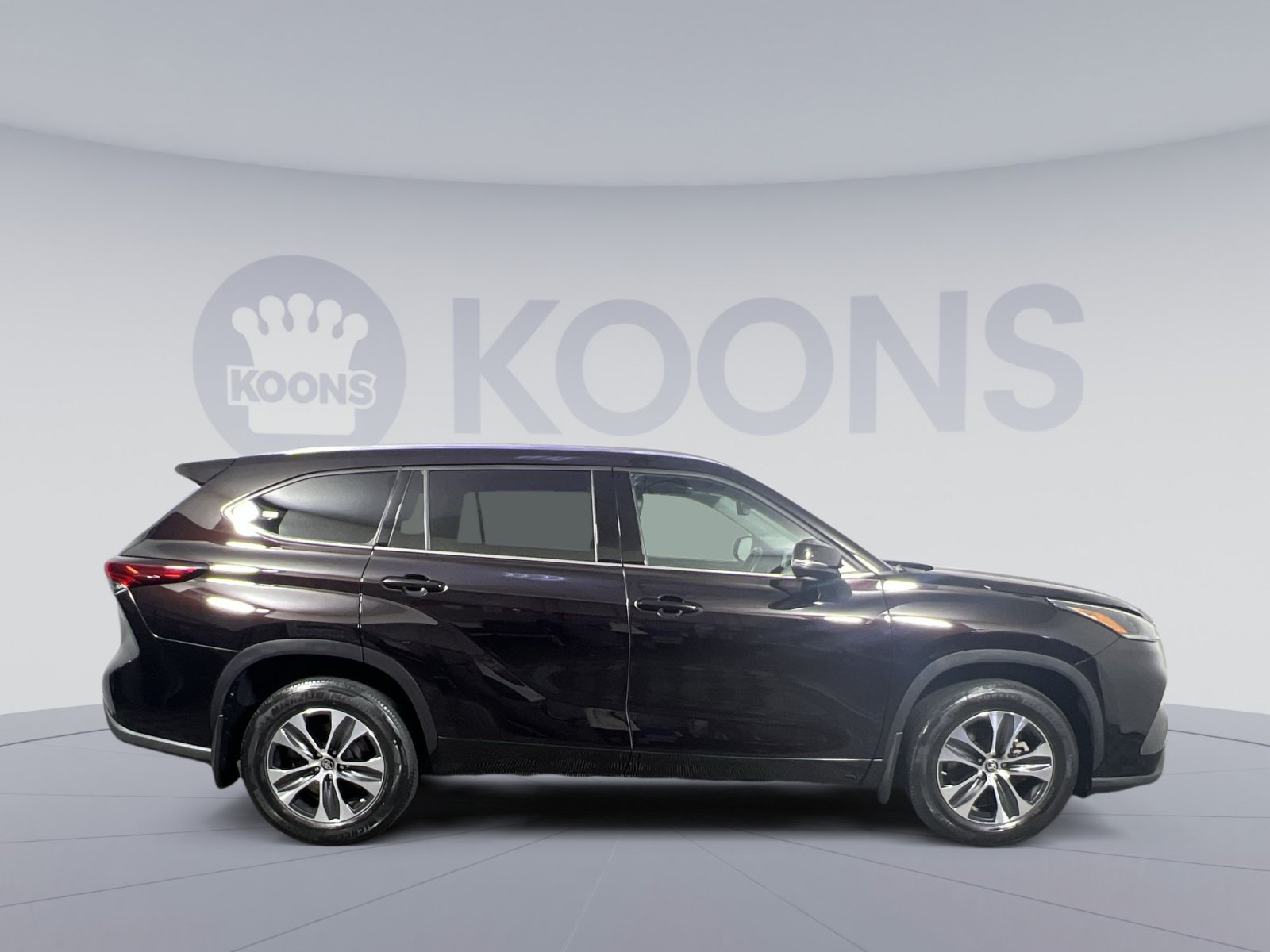 Used 2021 Toyota Highlander XLE AWD/4WD image 7
