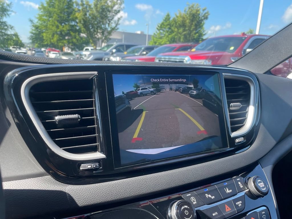 Used 2025 Chrysler Pacifica Select FWD image 16