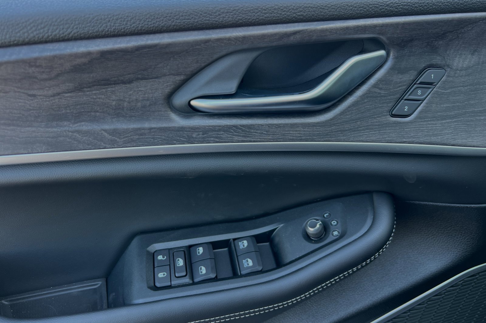 New 2024 Jeep Grand Cherokee Limited 4xe w/ Luxury Tech Group II image 9