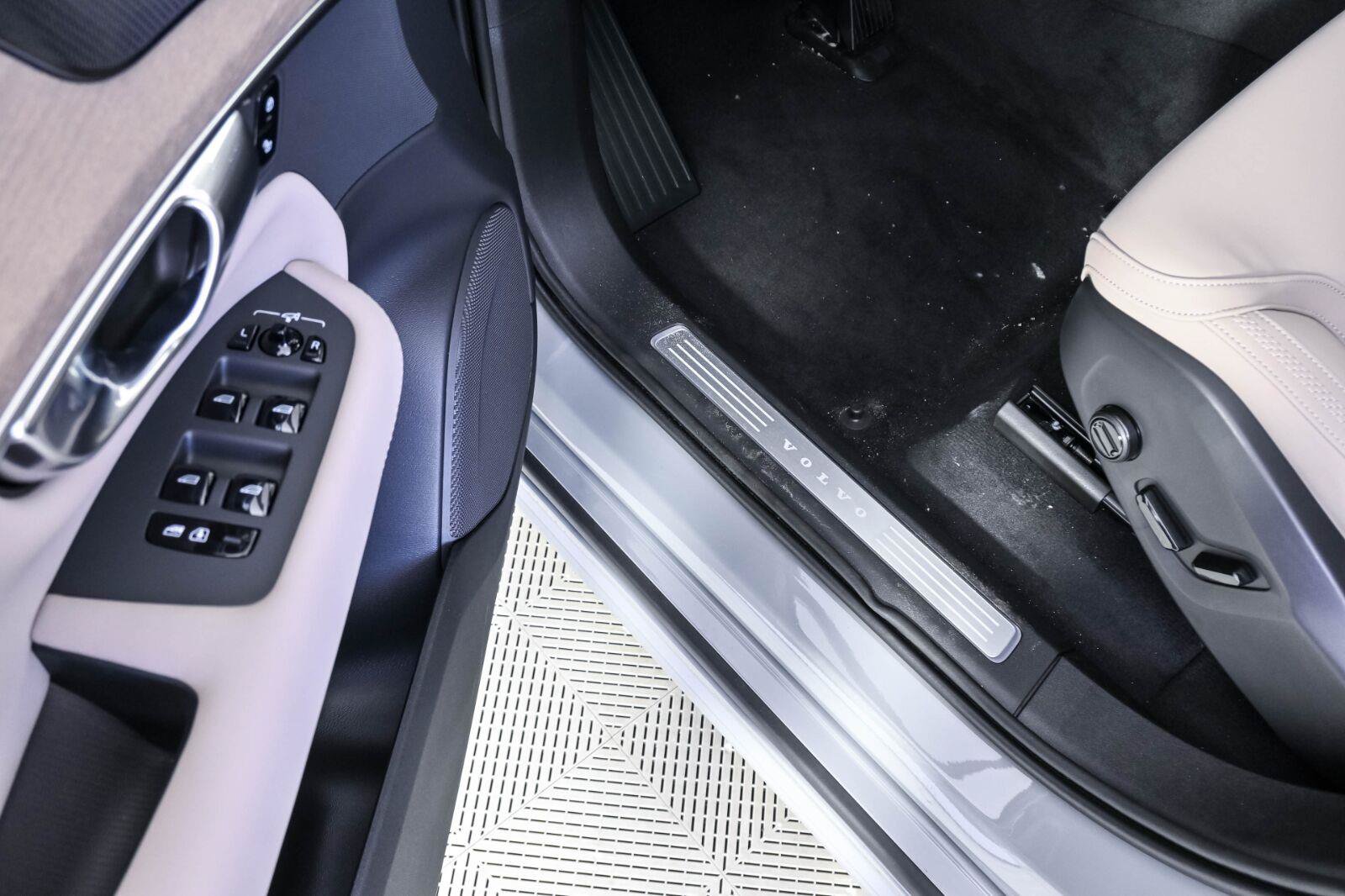 New 2026 Volvo XC90 B6 Plus w/ Protection Package Premier AWD/4WD image 8