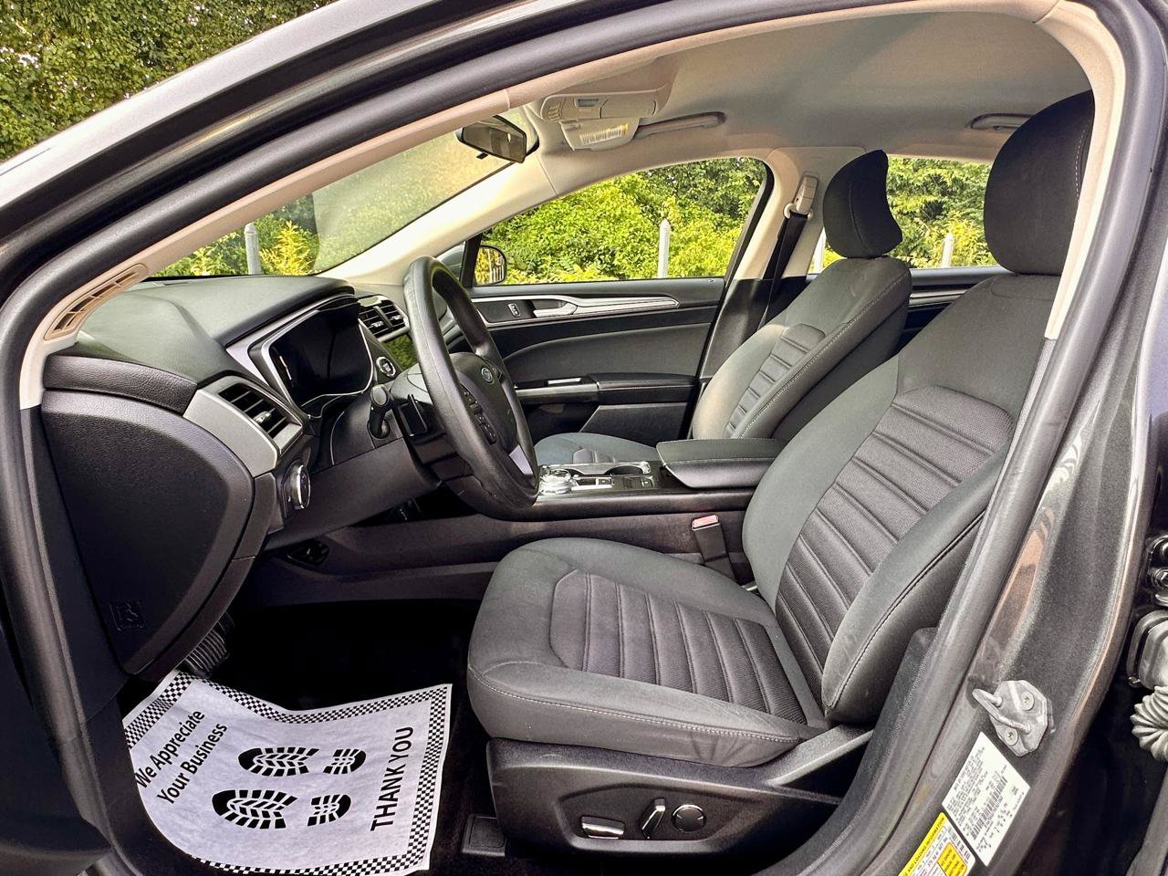 Used 2017 Ford Fusion SE w/ Fusion SE Technology Package FWD image 10