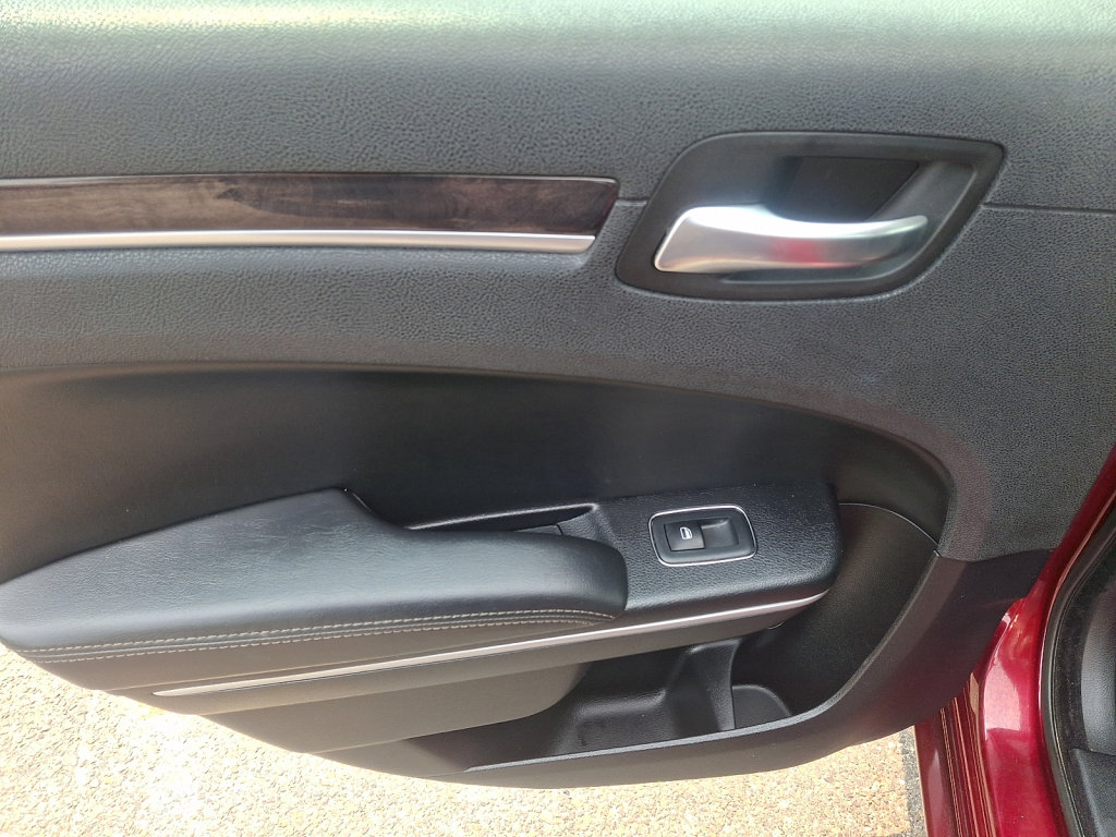 Used 2020 Chrysler 300 Limited AWD/4WD image 18