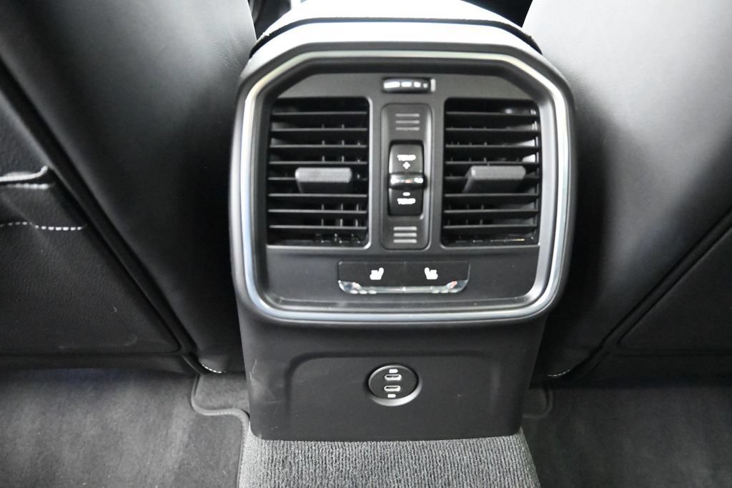 Certified 2025 Porsche Macan AWD/4WD image 16