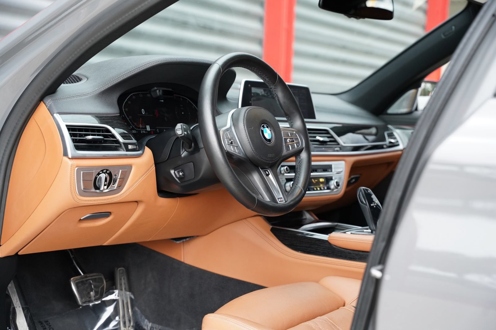 Used 2022 BMW 740i w/ M Sport Package RWD image 17